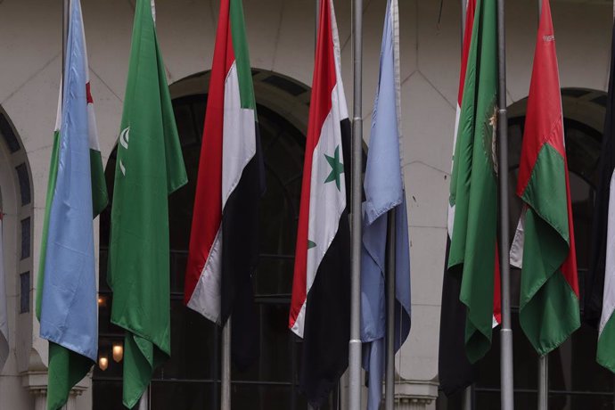 Archivo - CAIRO, May 7, 2023  -- This photo taken on May 7, 2023 shows the national flag of Syria (4th L) at the headquarters of the Arab League (AL) in Cairo, Egypt. Arab foreign ministers decided in an Arab League (AL) extraordinary meeting held in Cair