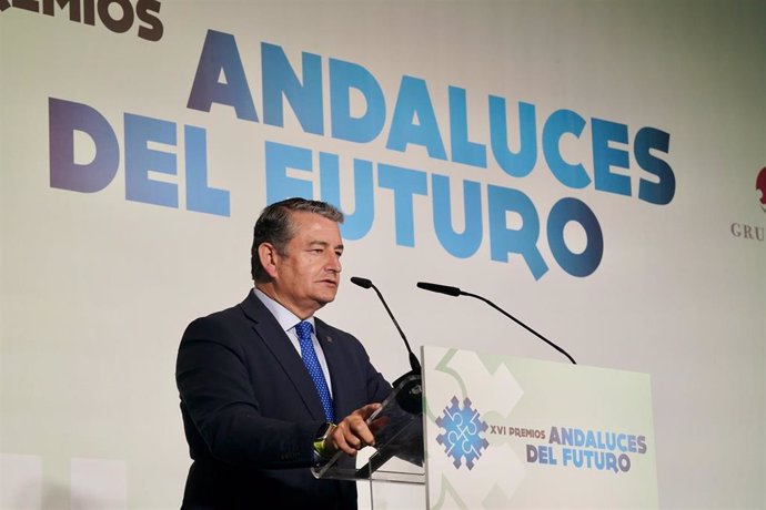 El consejero de Presidencia, Interior, Diálogo Social y Simplificación Administrativa, Antonio Sanz, interviene en el acto de entrega de premio