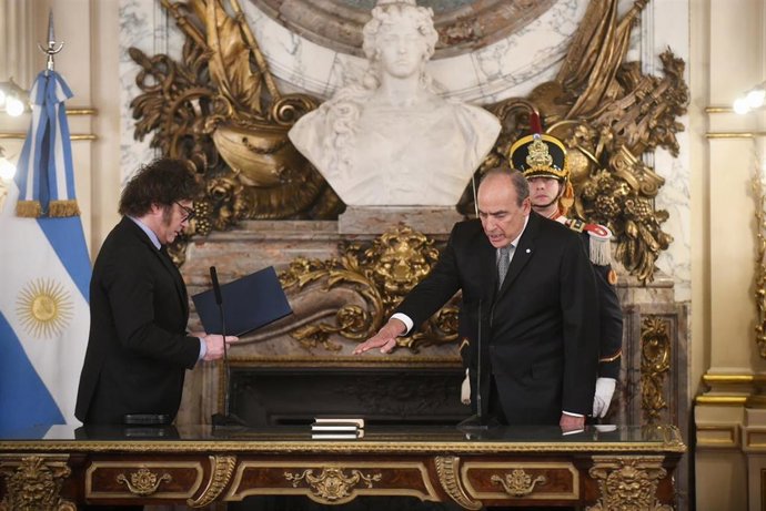 El presidente de Argentina, Javier Milei, toma posesión de Guillermo Francos como jefe de gabinete