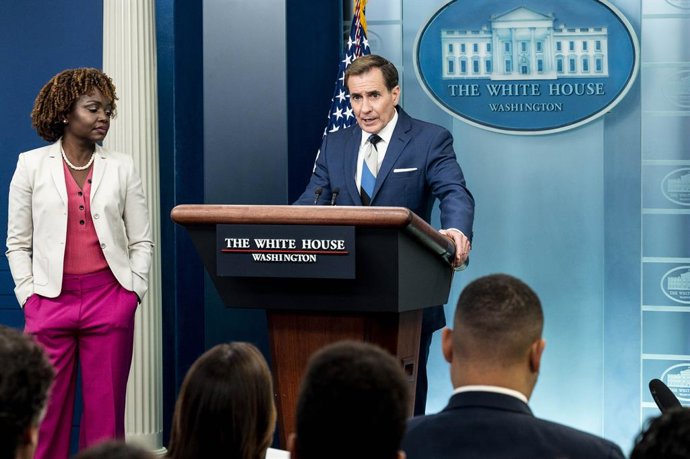 Archivo - 12 June 2023, US, Washington: John Kirby (R), Coordinator for Strategic Communications at the National Security Council, and White House Press Secretary Karine Jean-Pierre speak at a press briefing in the White House Press Briefing Room. Photo