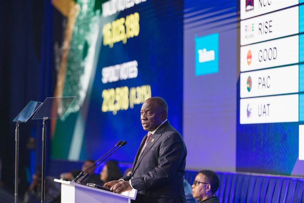 El presidente sudafricano, Cyril Ramaphosa, pronuncia un discurso durante una conferencia de prensa para anunciar el resultado de las elecciones