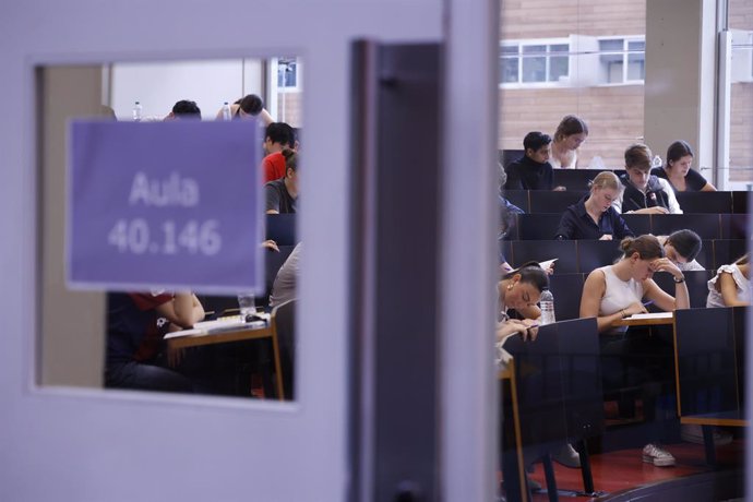 Estudiants dins d'un aula durant la Selectivitat a Catalunya