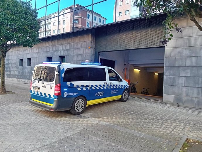 Furgoneta de la Policía Municipal de Pamplona entrando en el Palacio de Justicia.