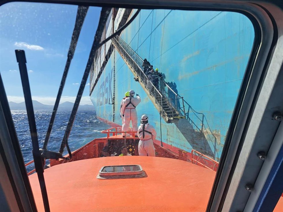 Salvamento Marítimo realiza el trasbordo de los migrantes rescatados por un buque mercante a 96,5 km de Lanzarote