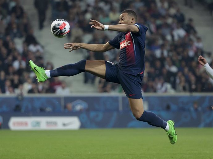 Kylian Mbappé durante un partido con el PSG francés