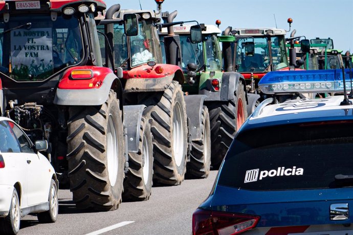 Tractors circulen durant una protesta de pagesos a l'autopista AP7 a l'altura de Le Perthus, a la frontera entre Espanya i França, a 3 de juny de 2024, en Le Perthus (França)