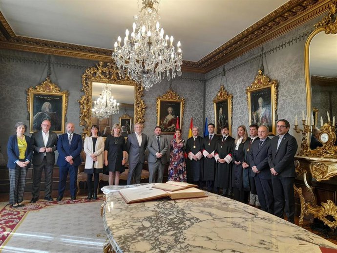 Imagen de la toma de posesión de los juristas Ana Clara Villanueva, Eduardo Santos y Rafael Lara como vocales del Consejo de Navarra
