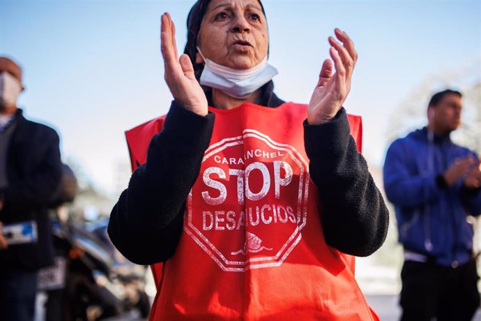 Archivo - Una activista de STOP Desahucios protesta contra el desahucio de una familia, frente a su domicilio actual, en la calle Millán Astray, a 12 de noviembre de 2021, en Madrid (España).