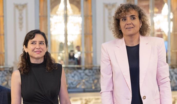 La presidenta de la Comunidad de Madrid y del PP de Madrid, Isabel Díaz Ayuso (i) y la candidata del PP a las elecciones europeas, Dolors Montserrat (d), llegan a un desayuno informativo organizado por Nueva Economía Fórum