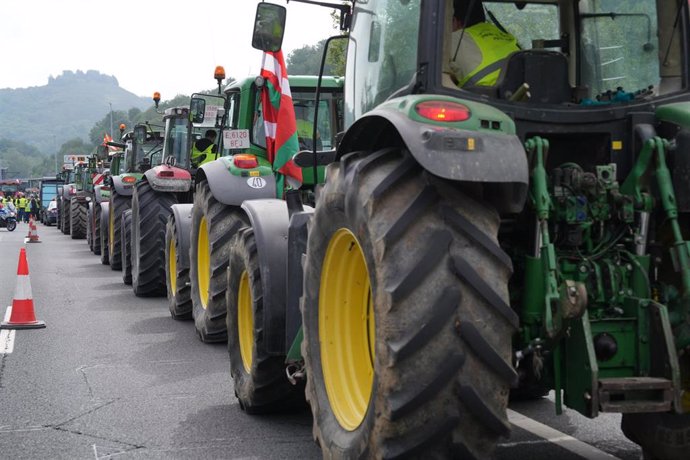 Tractores se dirigen a la forntera con Francia en Biriatou