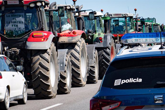 Tractores circulan durante una protesta de agricultores en la autopista AP7 a la altura de Le Perthus, en la frontera entre España y Francia, a 3 de junio de 2024, en Le Perthus (Francia)