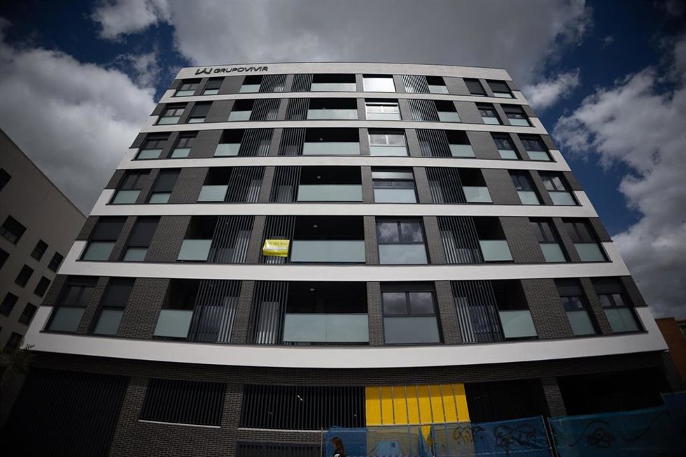 Archivo - Construcción de un bloque de viviendas, a 26 de abril de 2024, en Madrid (España). El Banco de España ha señalado durante esta semana, que se necesitaría sumar 600.000 viviendas hasta 2025 para equilibrar el mercado inmobiliario.