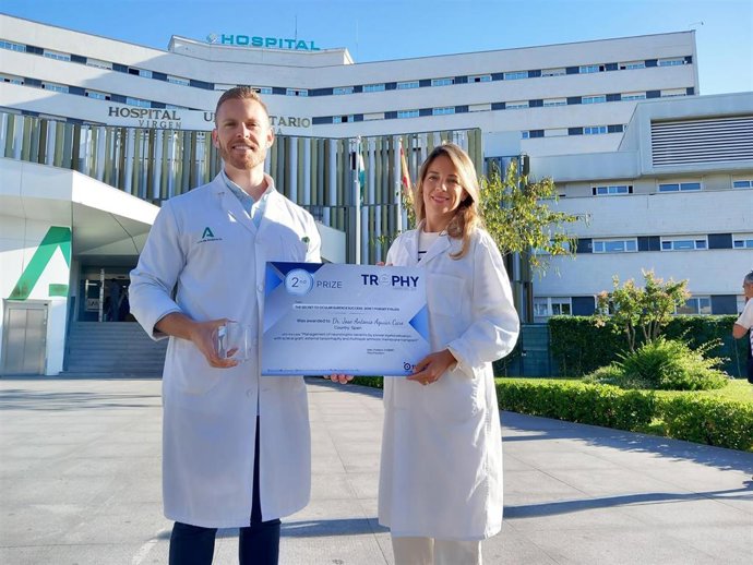 José Antonio Aguiar con su mentora ante el hospital Macarena