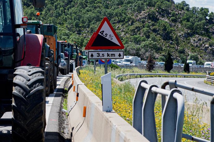 Tractores circulan durante una protesta de agricultores en la autopista AP-7 a la altura de Le Perthus, en la frontera entre España y Francia, a 3 de junio de 2024, en Le Perthus (Francia)