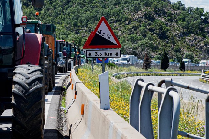 Tractores circulan durante una protesta de agricultores en la autopista AP7 a la altura de Le Perthus, en la frontera entre España y Francia, a 3 de junio de 2024, en Le Perthus (Francia). Las protestas de los agricultores de España y Francia han vuelto