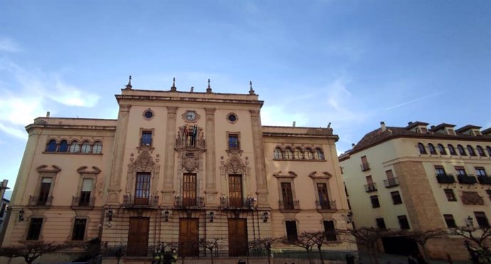 Archivo - Fachada del Ayuntamiento de Jaén.