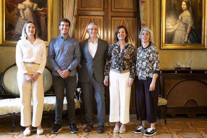 Berta Enrique, Xabier Alcuaz, el vicepresidente Félix Taberna, Patricia Abad y Sara San Julián
