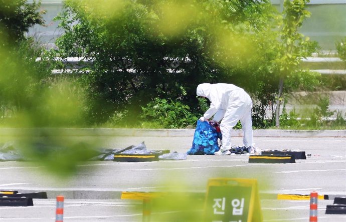 Un operario recoge la basura caída tras el lanzamiento de globos desde Corea del Norte