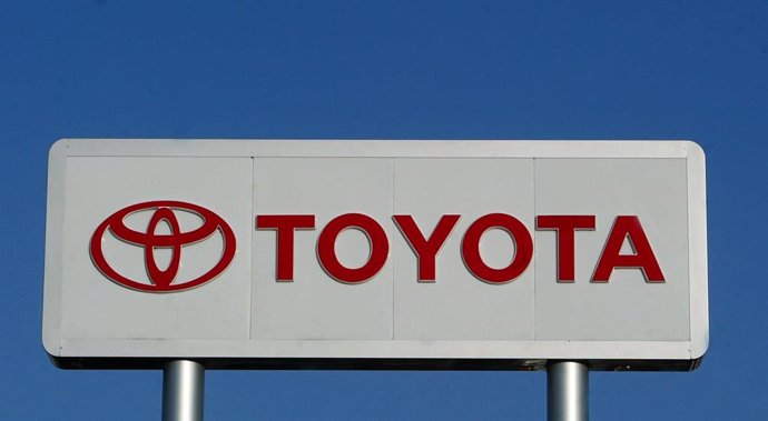 Archivo - FILED - 25 February 2003, Saxony-Anhalt, Burg: The logo of the Toyota car manufacturer pictured in Burg. Photo: Jens Wolf/dpa-Zentralbild/dpa
