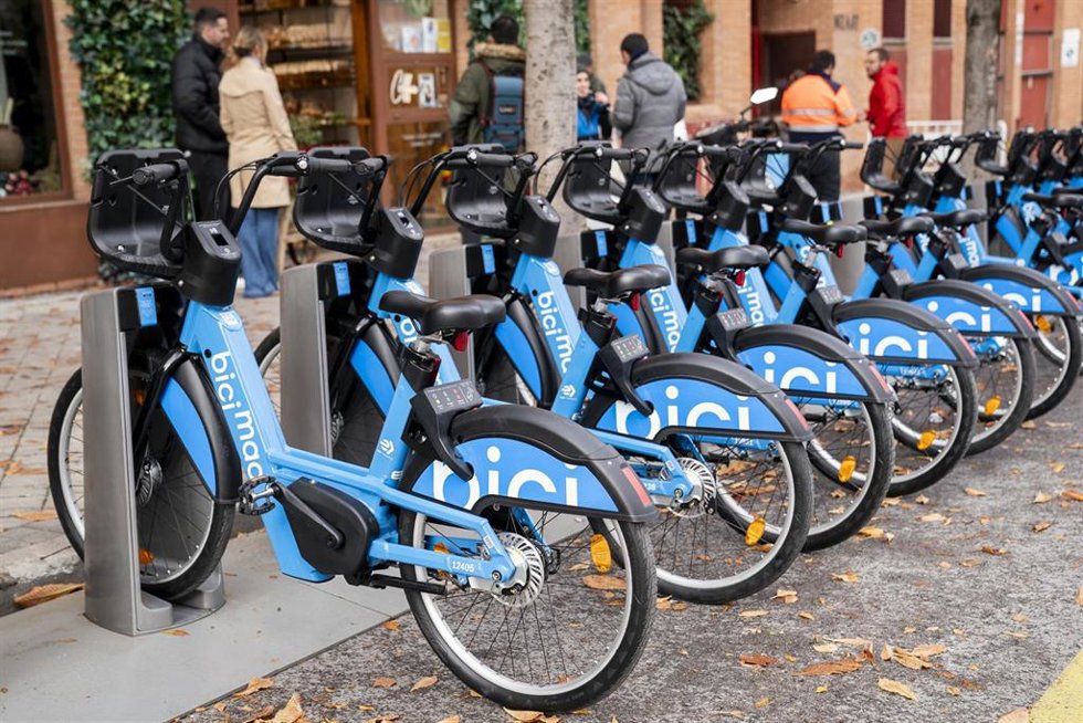 Archivo - Bicicletas de BiciMAD, a 1 de diciembre de 2023, en Madrid (España).