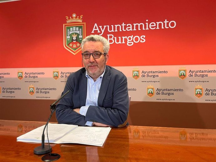 Niño durante la rueda de prensa.