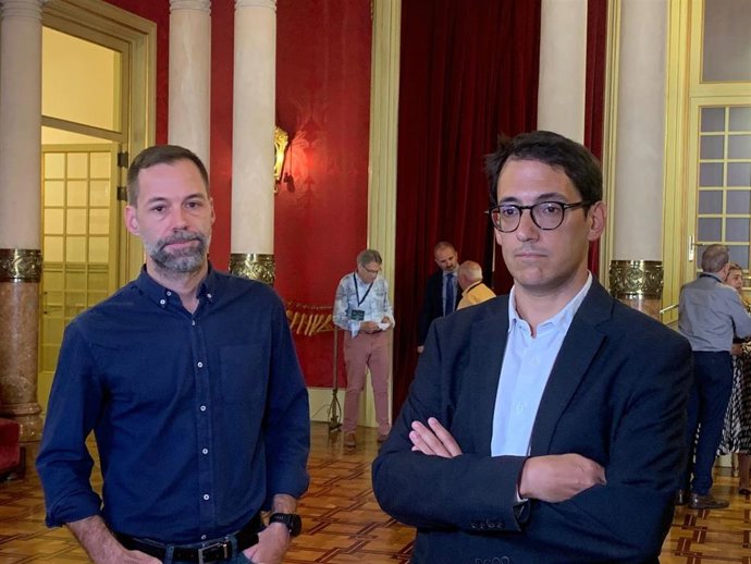 El portavoz del PSOE Palma, Xisco Ducrós, y el portavoz socialista en el Parlament, Iago Negueruela, en declaraciones a los medios en el Parlament.
