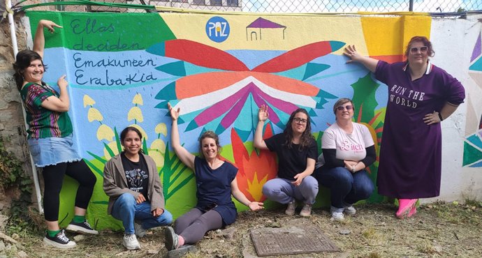 Un mural de casi 4 m2 en solidaridad con las mujeres salvadoreñas y con los colores LGTBi adorna desde esta semana la Casa de las Mujeres.