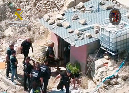 Los agentes de la Guardia Civil, accediendo a la c