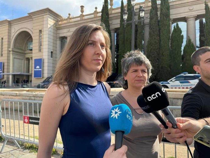 La número 2 de los Comuns Sumar a las europeas, Júlia Miralles, y la diputada en el Congreso de los Diputados Gala Pin, ante la feria de drones Unvex