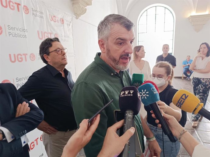 Óscar Martín atiende a los medios en la Diputación de Córdoba.