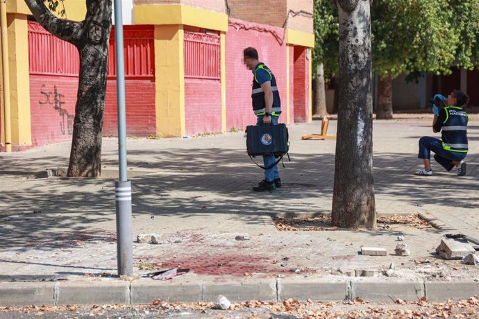 Efectivos de la Policía científica inspeccionan el lugar donde se ha producido el tiroteo