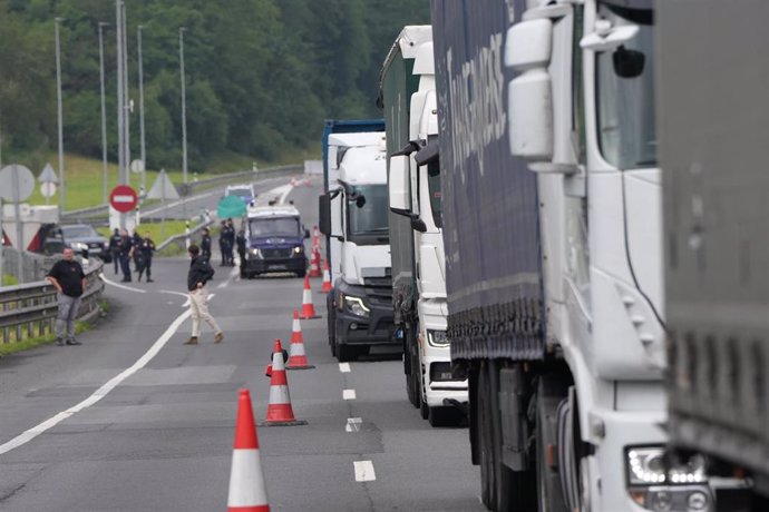 Camiones en un atasco tras el corte de la carretera durante una protesta en la frontera de agricultores en la frontera entre España y Francia, en Biriatou 