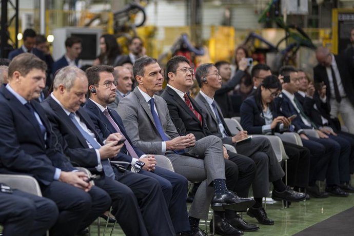 Archivo - (I-D) El CEO de Ebro, Pedro Calef; el ministro de Industria, Jordi Hereu; el president de la Generalitat, Pere Aragons; el presidente del Gobierno, Pedro Sánchez; y el vicegobernador de la provincia china de Anhui, Shan Xiangqian. 