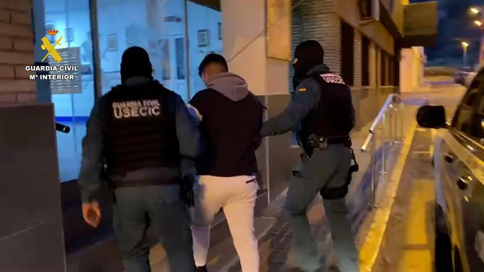 Agentes de la Guardia Civil detienen a uno de los miembros de la organización criminal dedicada al narcotráfico en la costa de Huelva.