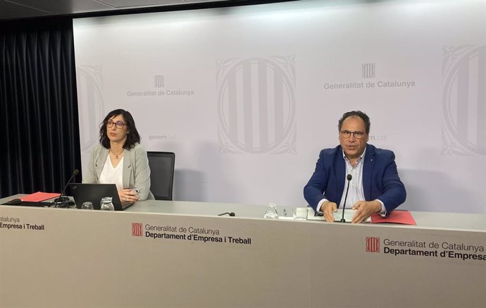 El secretario de Trabajo de la Generalitat, Enric Vinaixa, y la directora del Observatori del Treball i Model Productiu, Manuela Redondo.