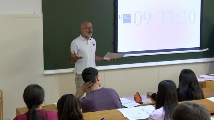 Arranque de la Avaliación para o Acceso á Universidade (ABAU) 2024 en Galicia, en la Facultad de Ciencias de la Comunicación de Santiago de Compostela.
