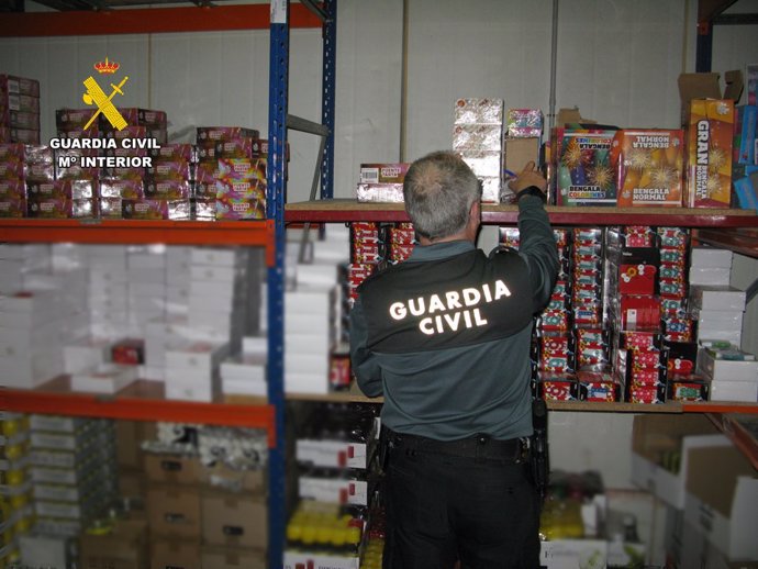 Intervenidos 119,9 kilos de material pirotécnico y denunciados siete locales en la provincia de Alicante por venta irregular