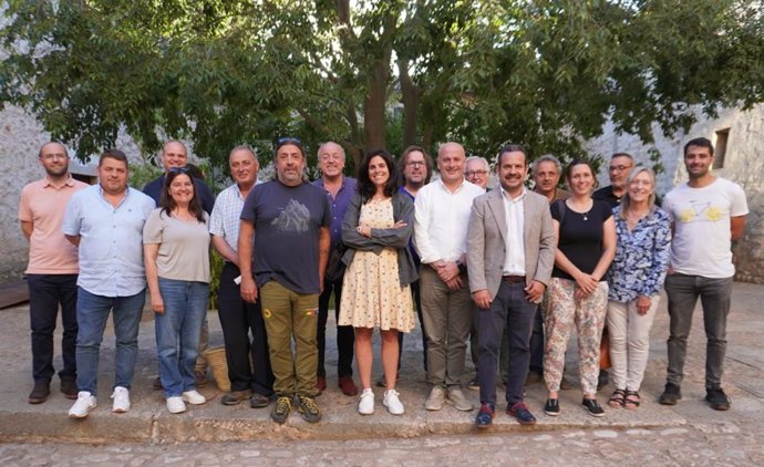 Los representantes de la Mesa Permanente del Consejo de Participación de Serra de Tramuntana, junto al conseller insular de Presidencia, Antoni Fuster, y el director insular de Serra de Tramuntana, Antoni Solivellas.