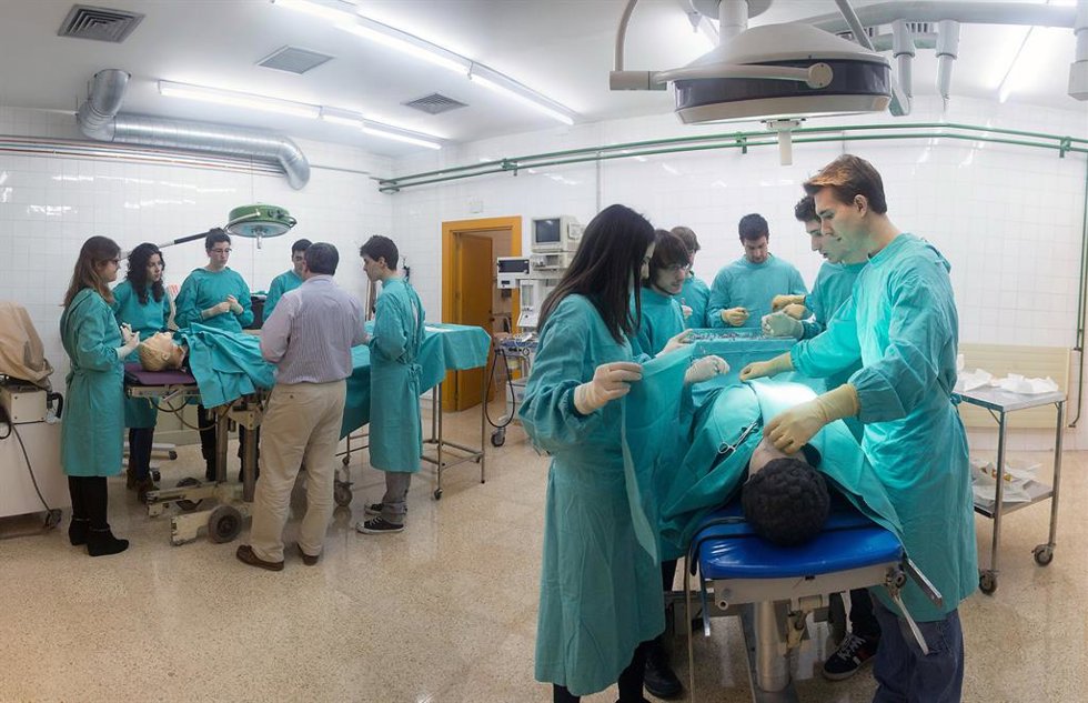 Alumnos de la Facultad de Medicina y Enfermería de la UPV/EHU