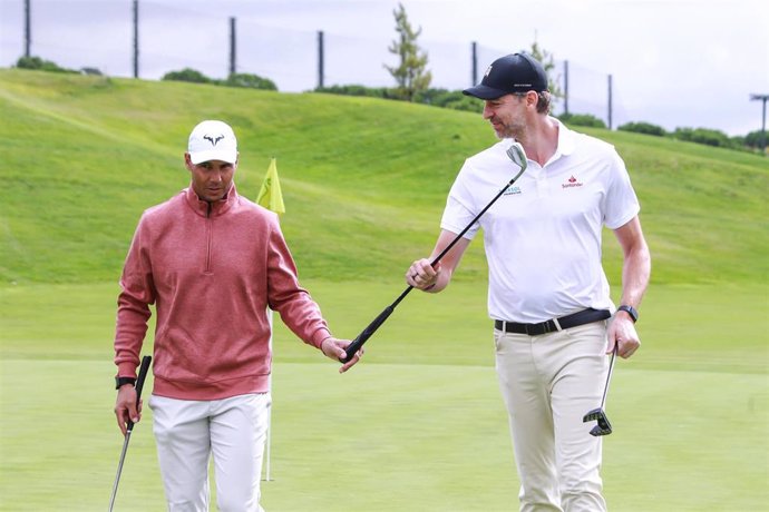 Archivo - El tenista Rafa Nadal y el exjugador de baloncesto Pau Gasol juegan al golf en Madrid.