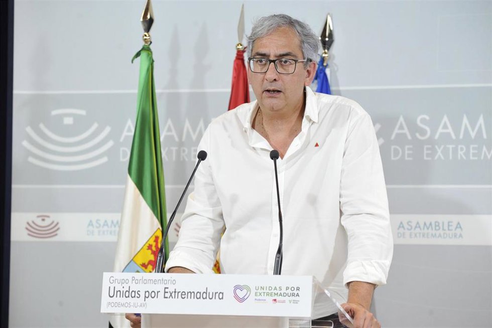 El diputado de Unidas por Extremadura Joaquín Macías en rueda de prensa para valorar los datos de paro en mayo en la región