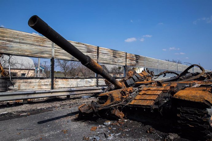 Archivo - Tanque ruso destruido en Ucrania
