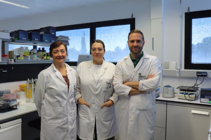 Los investigadores Chary López-Pedrera, Laura Muñoz y Carlos Pérez, en las instalaciones del Imibic.