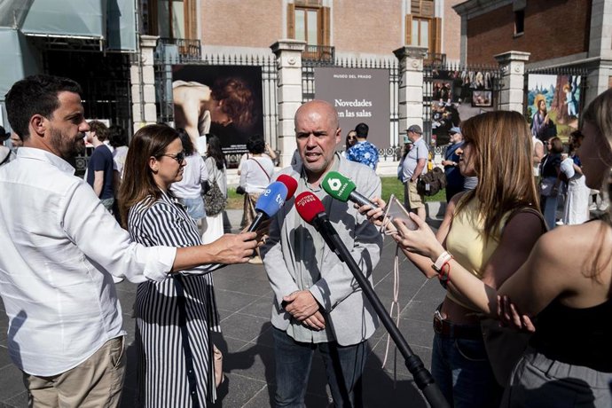 El secretario general de CCOO, Unai Sordo, atiende a los medios a su llegada a la exposición 'Arte y Transformaciones Sociales en España, 1885-1910', en el Museo del Prado