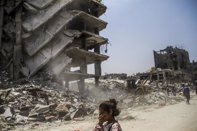 Una mujer palestina camina junto a varios edificios destruidos por los ataques del Ejército de Israel contra el campamento de refugiados de Yabalia, en el norte de la Franja de Gaza (archivo)