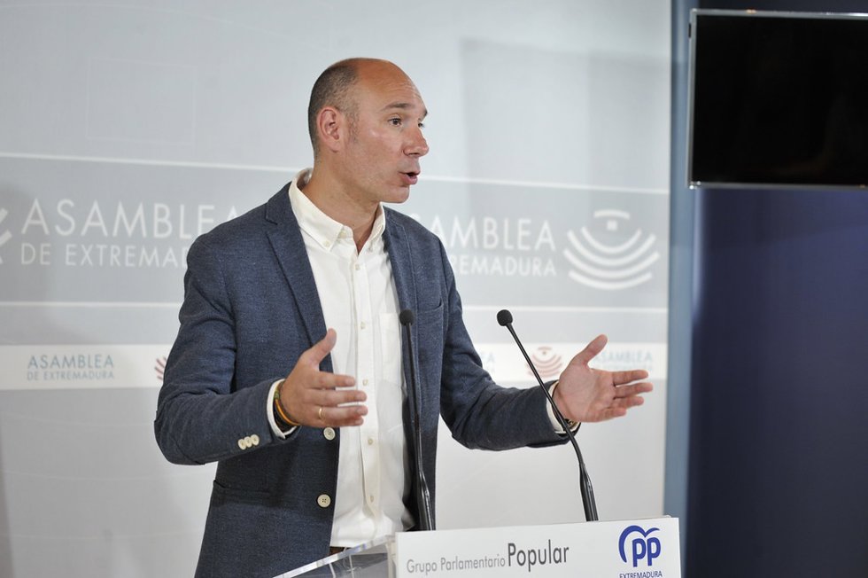 El portavoz del PP en la Asamblea de Extremadura, José Ángel Sánchez Juliá, en rueda de prensa para valorar los datos de paro en mayo en la región