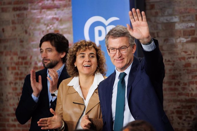 (I-D) El número 10 de la lista del PP a las elecciones europeas, Adrián Vázquez; la candidata del PP a las elecciones europeas, Dolors Montserrat y el presidente del PP, Alberto Núñez Feijóo, aplauden durante la presentación de los ejes del programa elect