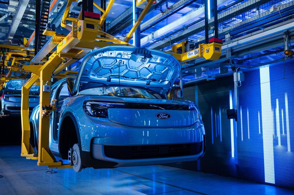 Archivo - Un Ford Explorer en la línea de ensamblaje previo a la ceremonia de presentación del primer vehículo eléctrico producido en la planta de Ford en Colonia, Alemania. 