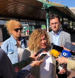 La concejal socialista Charo Chávez, atiende a los medios de comunicación en presencia del portavoz del Grupo Municipal del PSOE, Pedro Herrero, y la edil Rafi Romero.