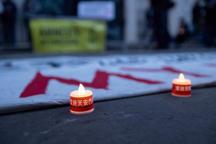 Archivo - Velas en un acto organizado por Amnistía Internacional en Londres en recuerdo de las víctimas de la matanza de Tiananmen, en China, en 1989 (archivo)